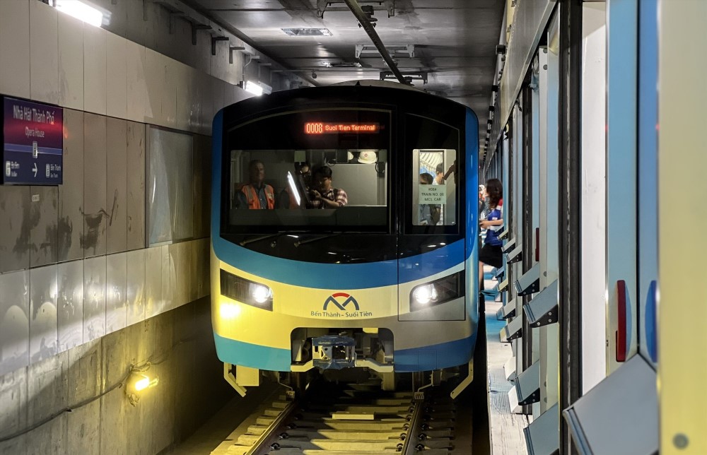 https://laodong.vn/photo/ngam-nhin-nha-ga-ngam-trung-tam-tphcm-ket-noi-4-tuyen-metro-1337470.ldo